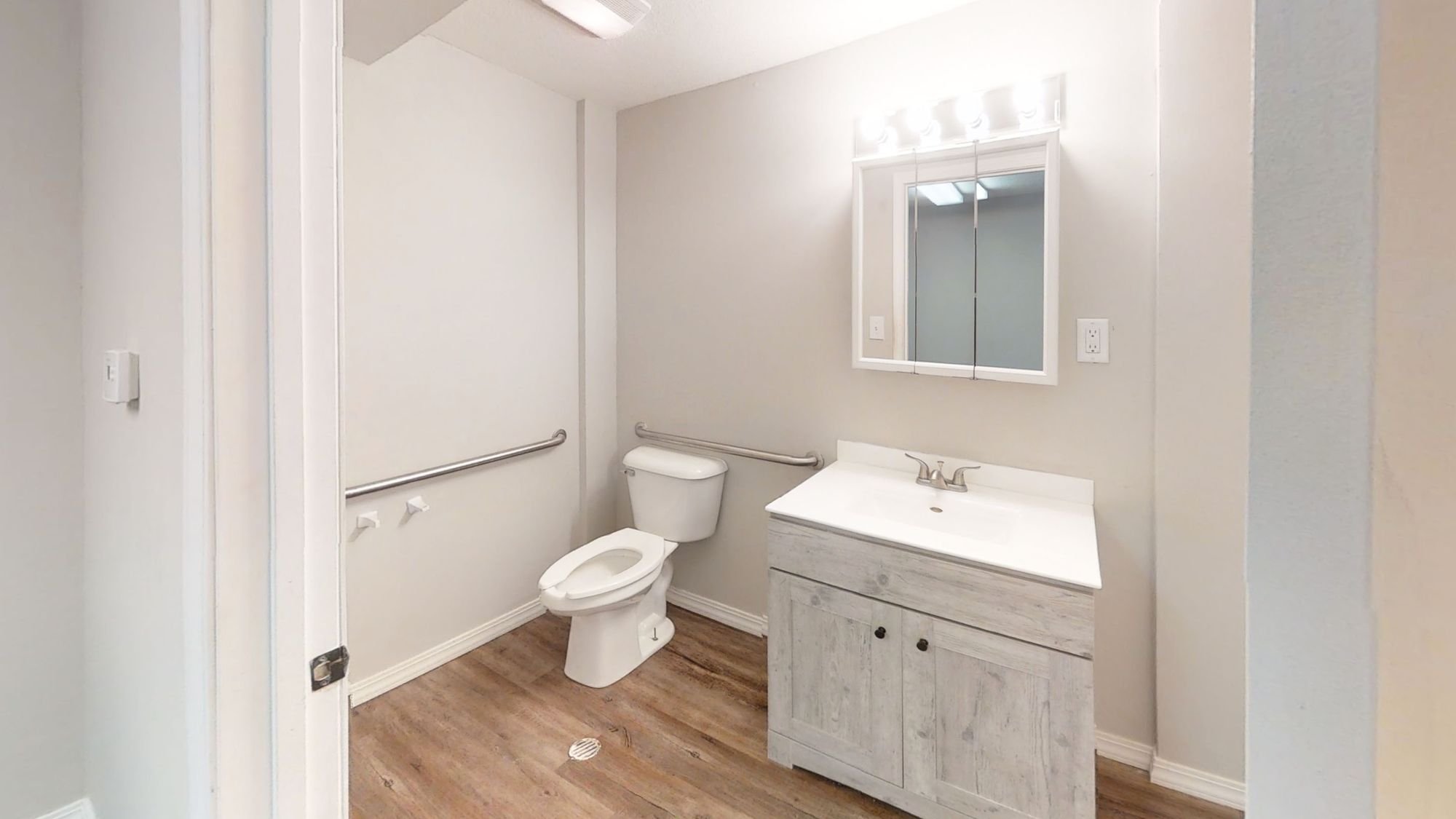 Welcome-To-508-S-First-St-201-Bathroom