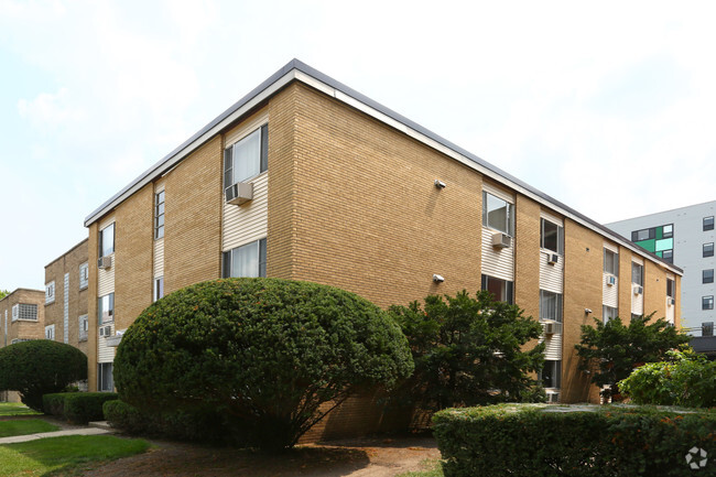 205-e-healey-st-champaign-il-building-photo 4