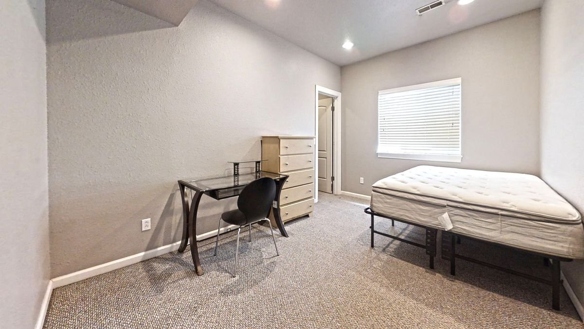 1005-S-Oak-St-A-Bedroom