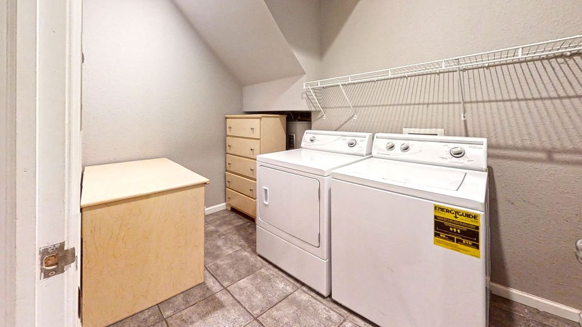 1005-S-Oak-St-A-Laundry