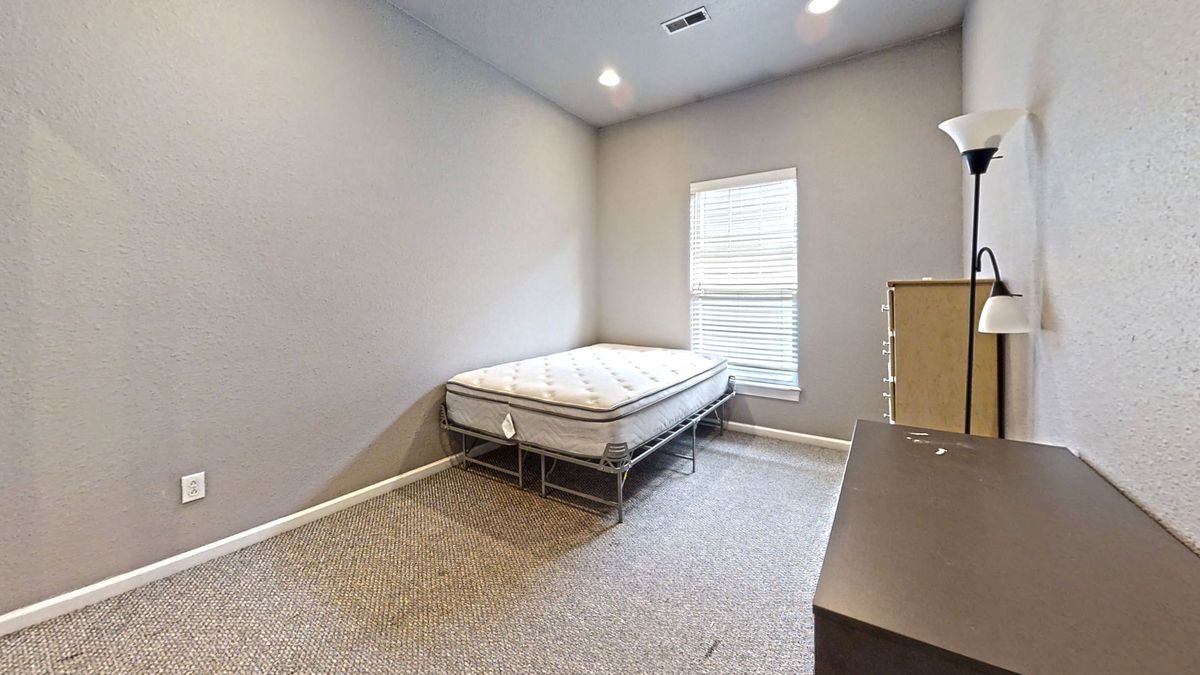 1005-S-Oak-St-B-Bedroom