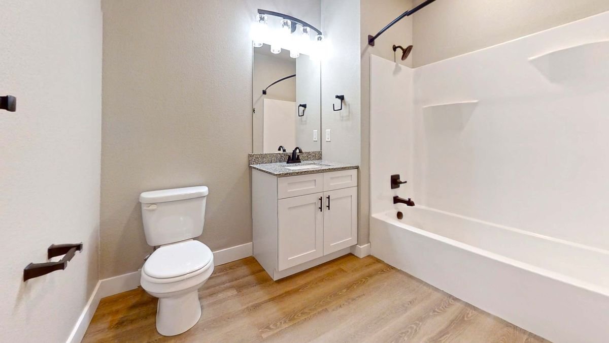 711-S-Fourth-St-403-Bathroom