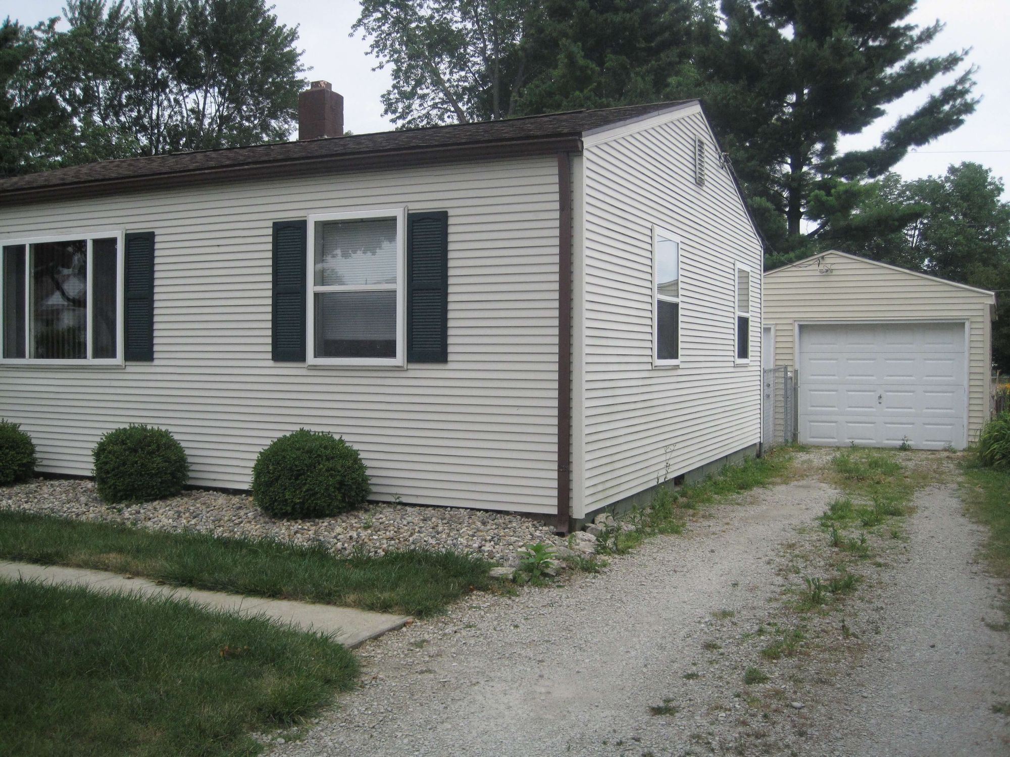 1706-W.-White-Garage