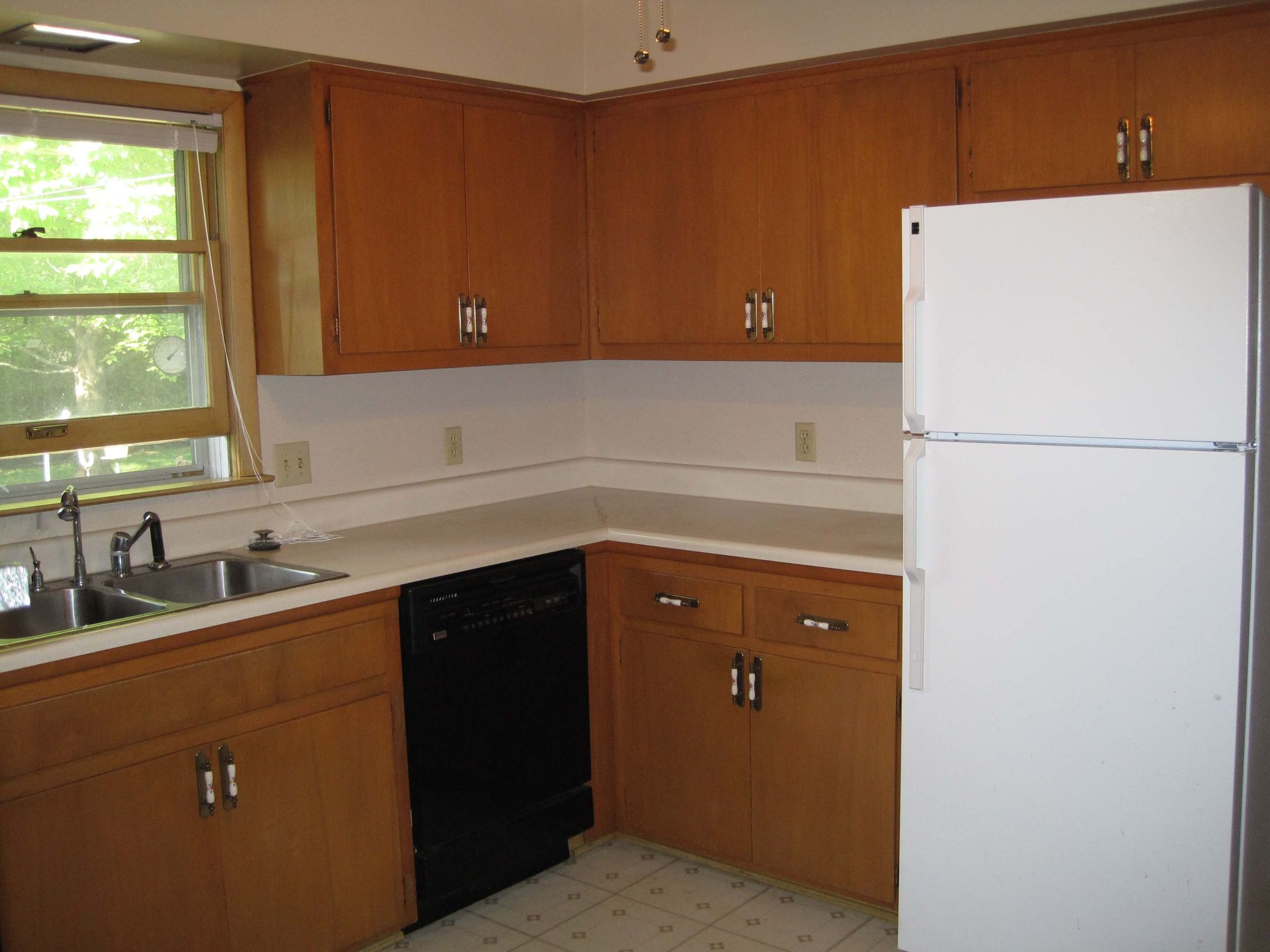 1107-Broadmoor-Kitchen-Cabinets