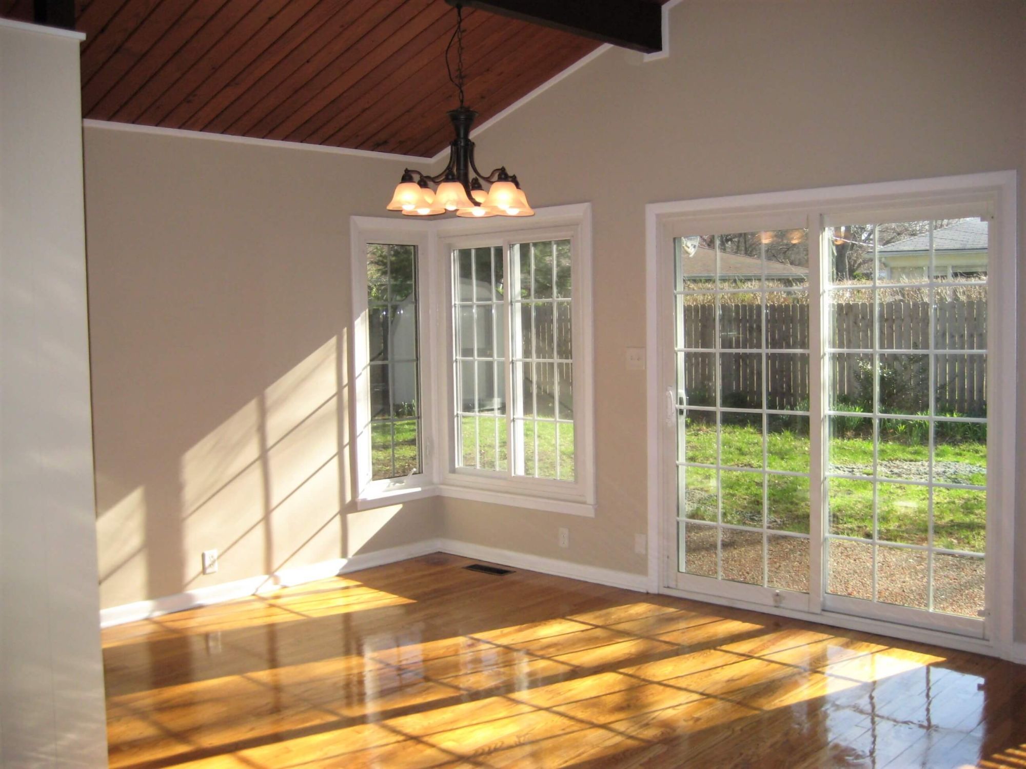 804-S.-Westlawn-Dining-Area