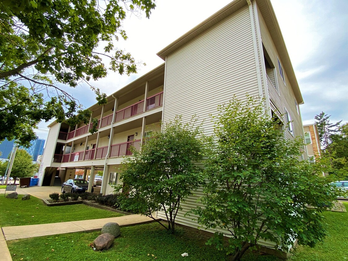 301-s-4th-st-champaign-il-primary-photo