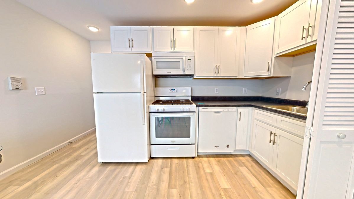 909-South-Locust-Street-05222022_193327