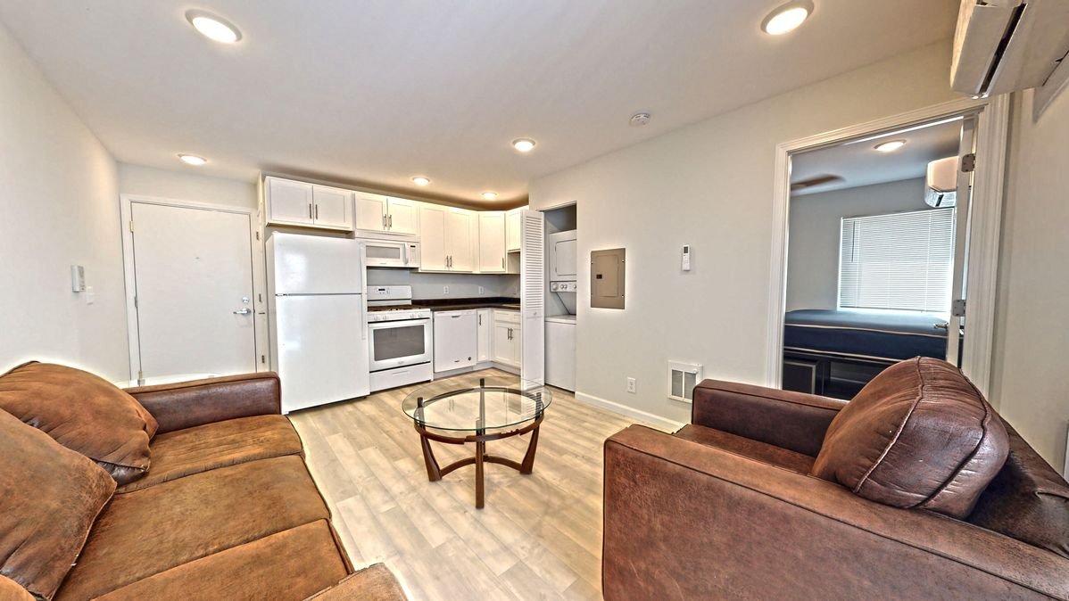 909-South-Locust-Street-05222022_193342