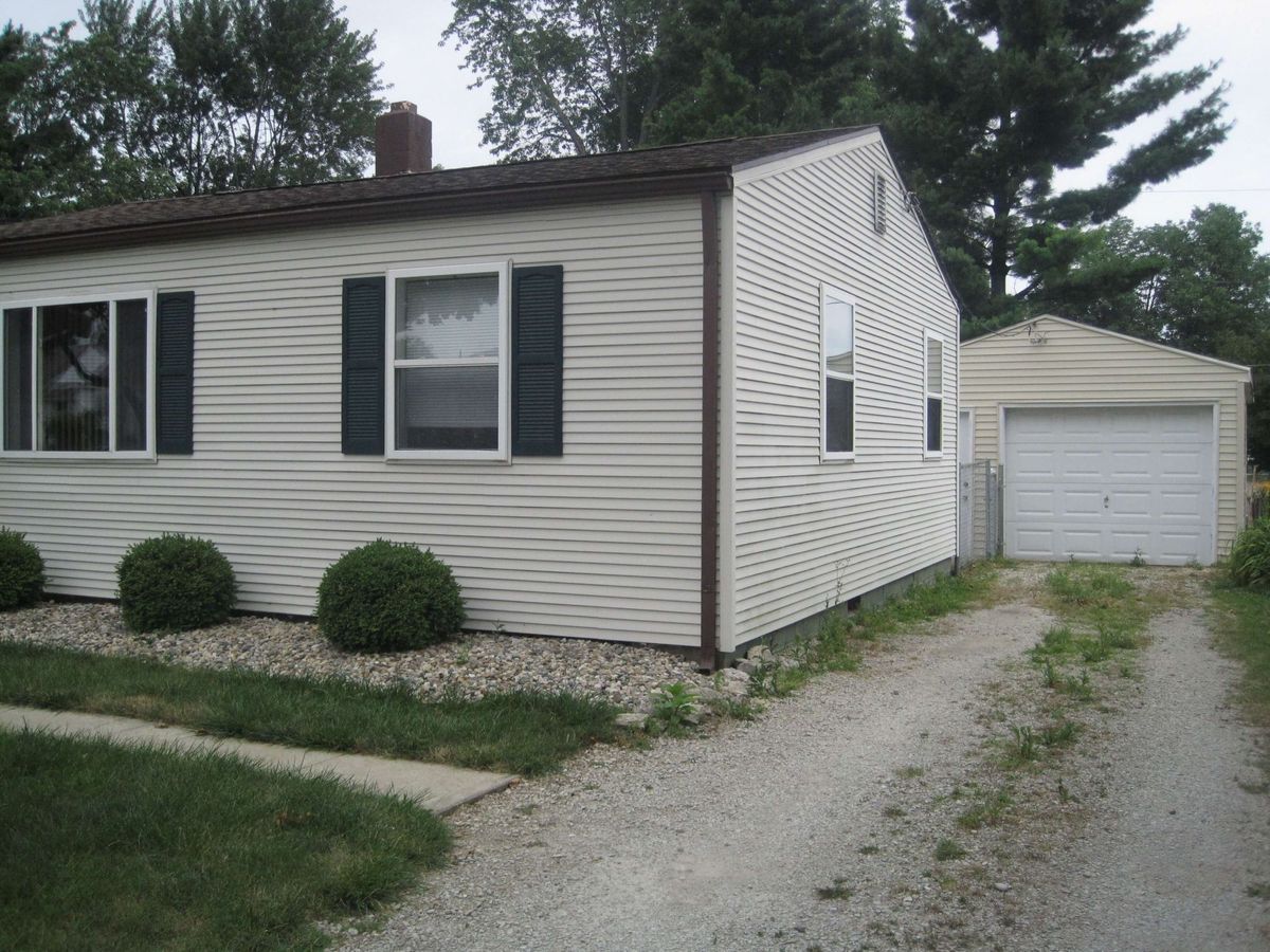 1706-W.-White-Garage 1