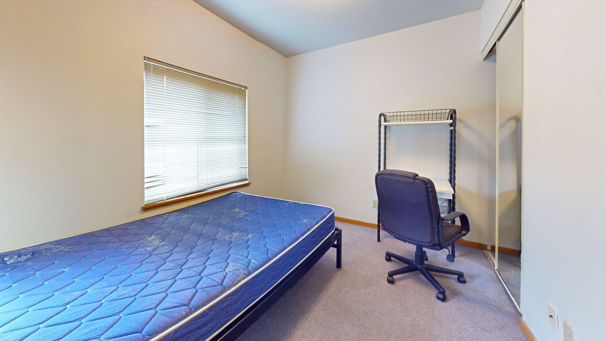 102-S-Lincoln-202-Bedroom1