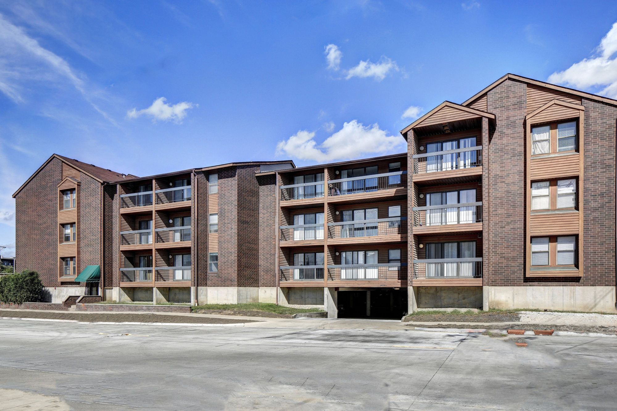 418_101 E Green Exterior 2