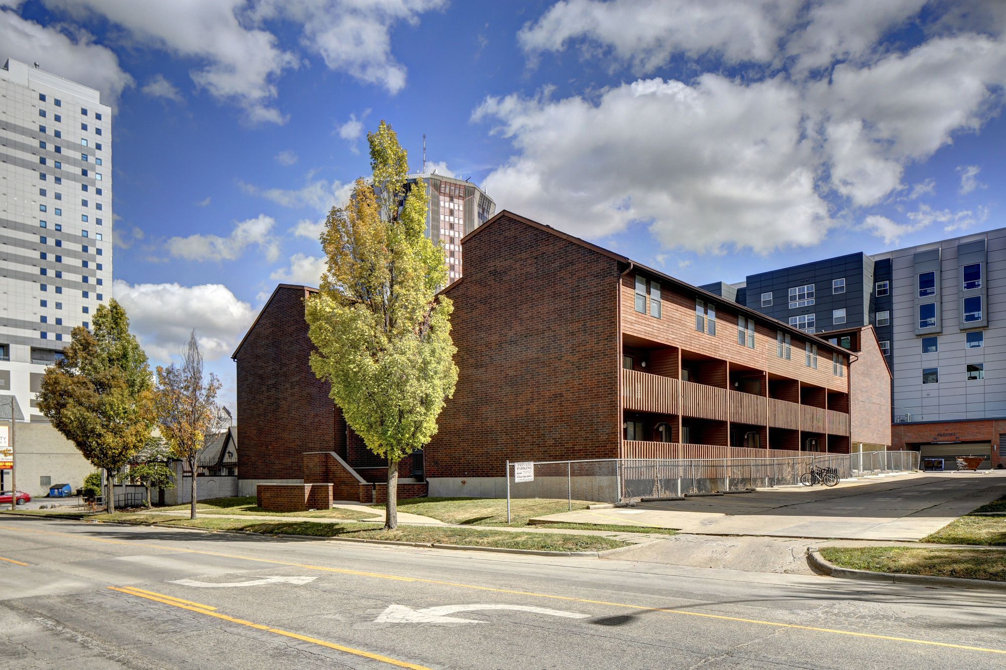 418_207 E Green Exterior 1