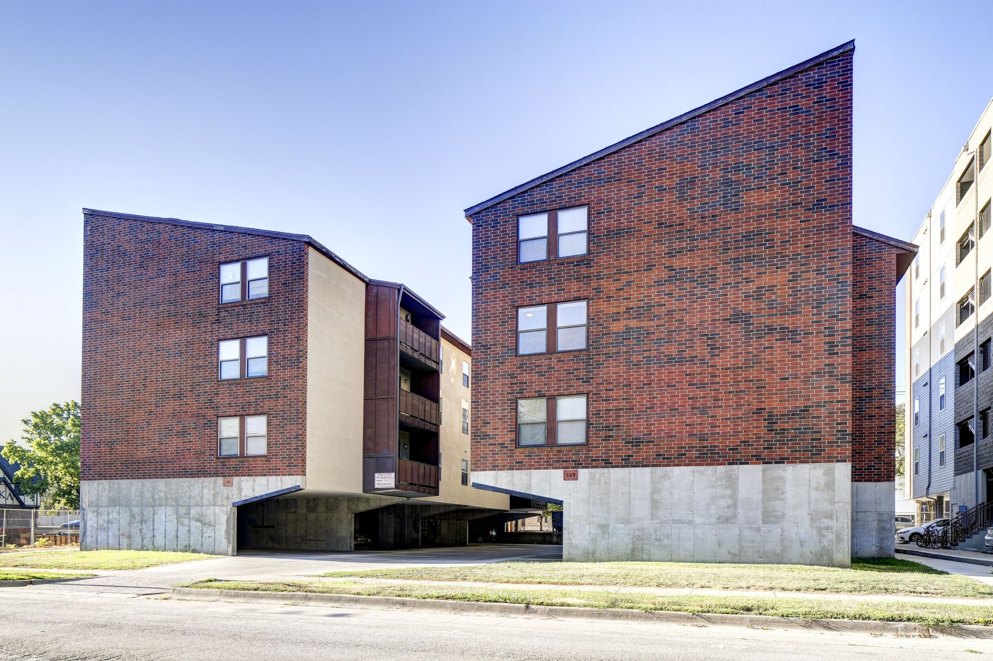418_309 E Daniel Exterior 1