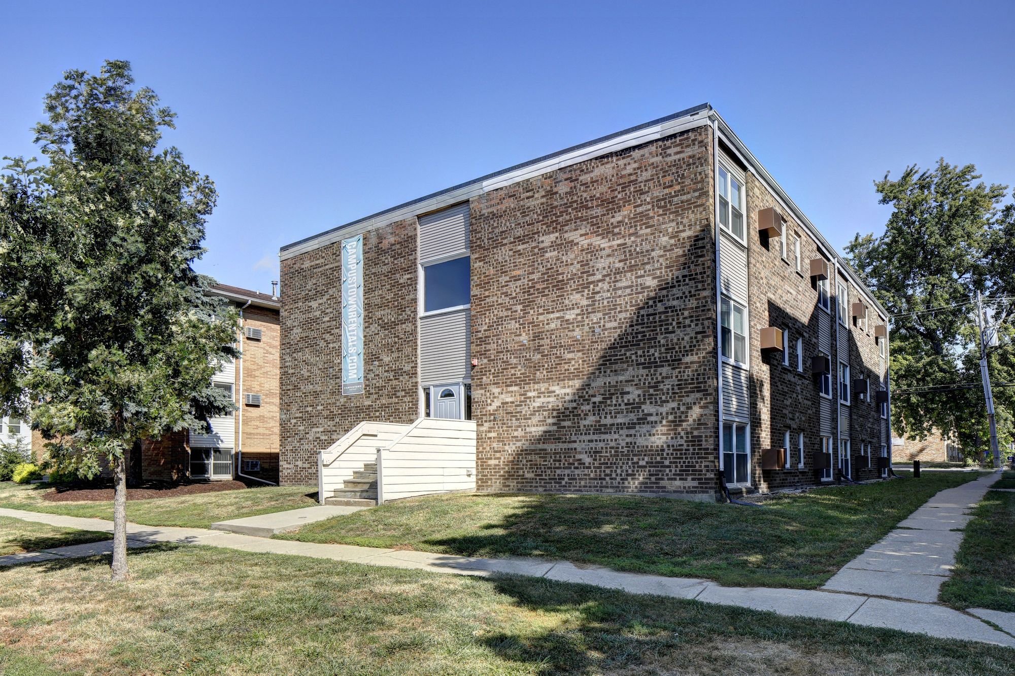418_504 E White Exterior 1
