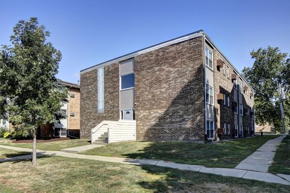 418_504 E White Exterior 1