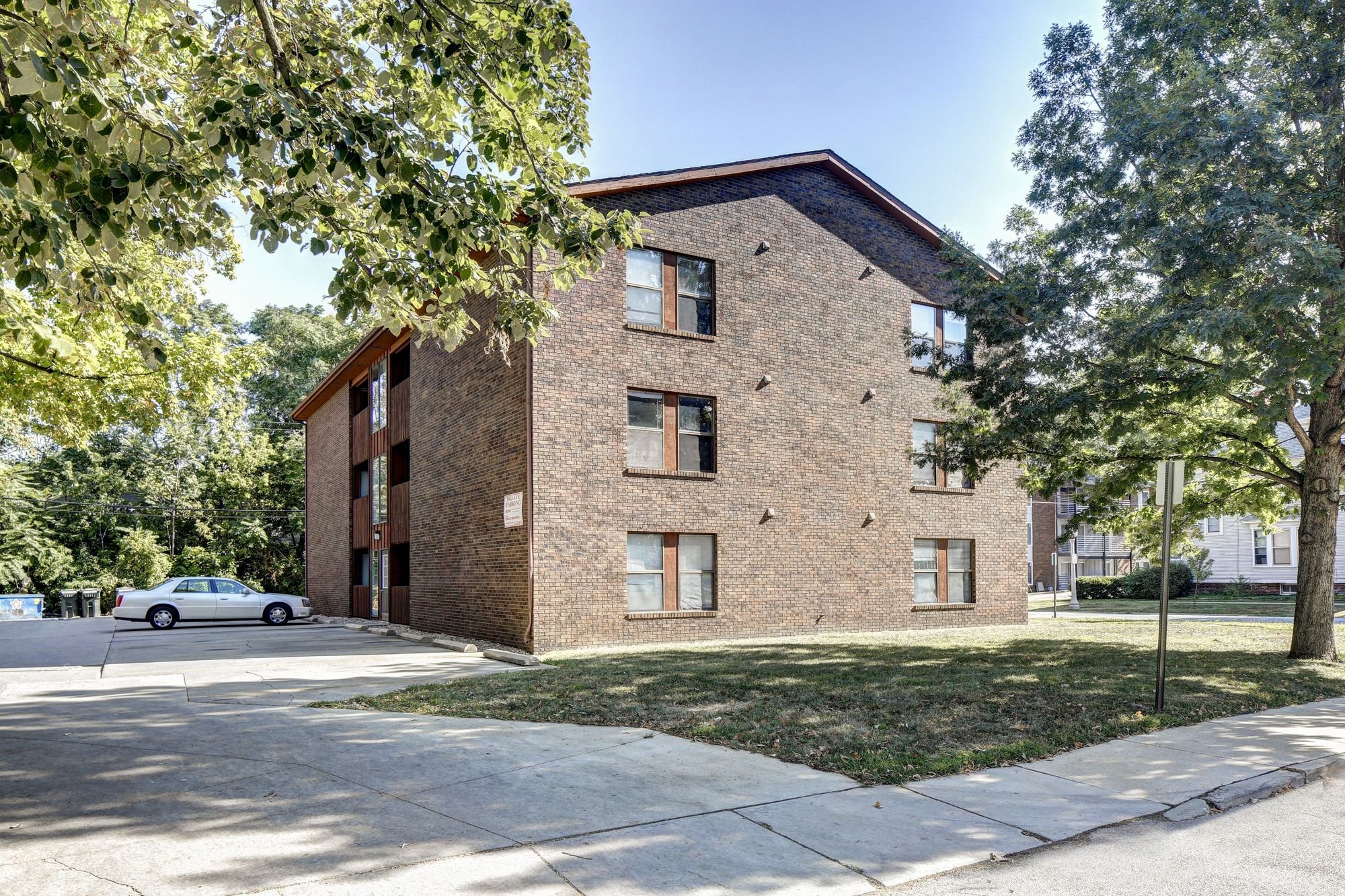 418_702 W Elm Exterior 1
