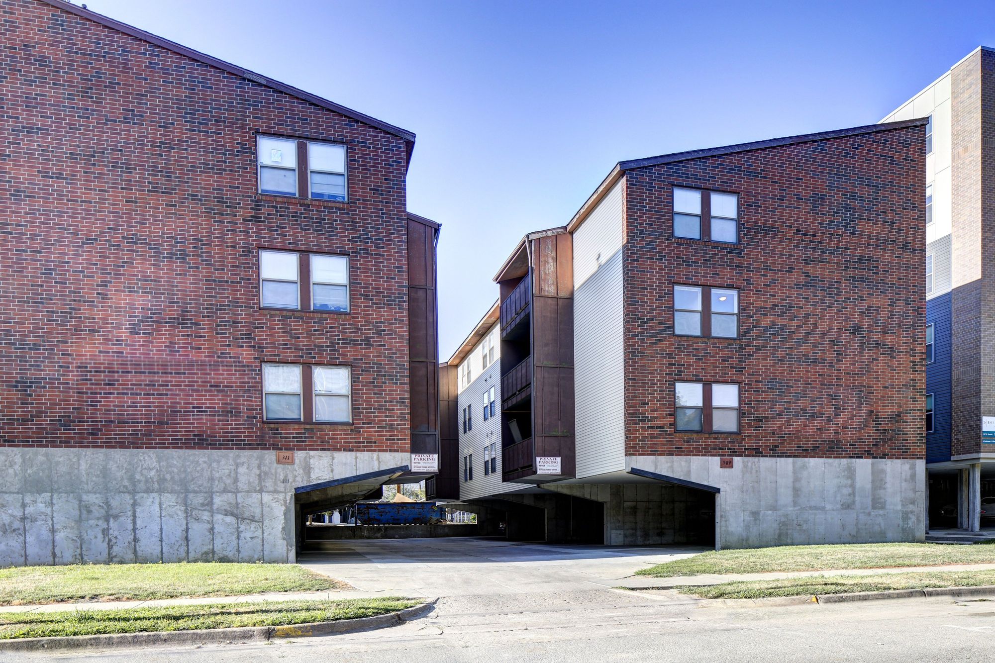 418_311 E Daniel Exterior 1