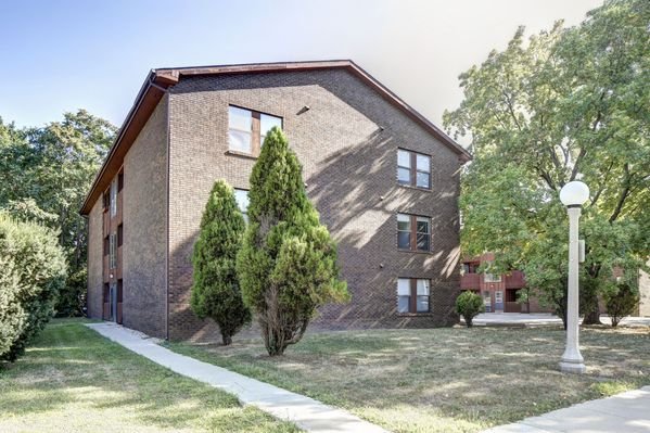 418_704 W Elm Exterior 1