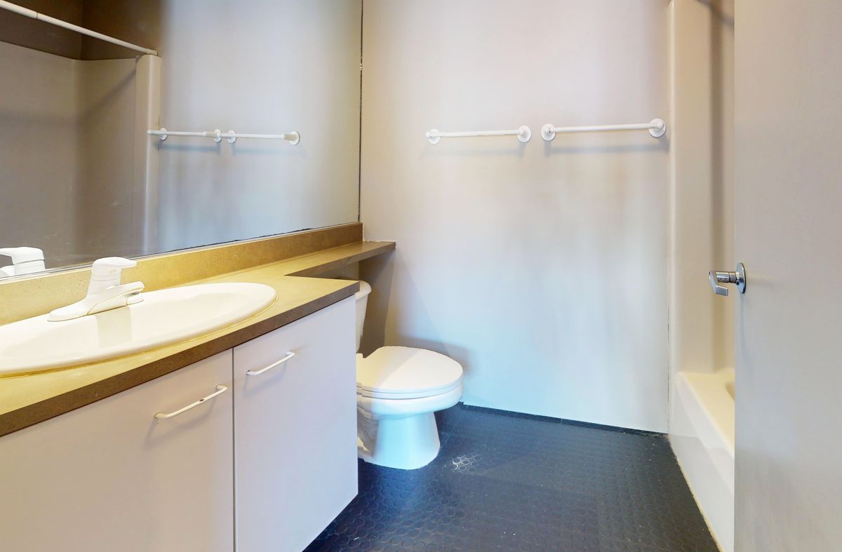 27-Taylor-B-Champaign-Bathroom