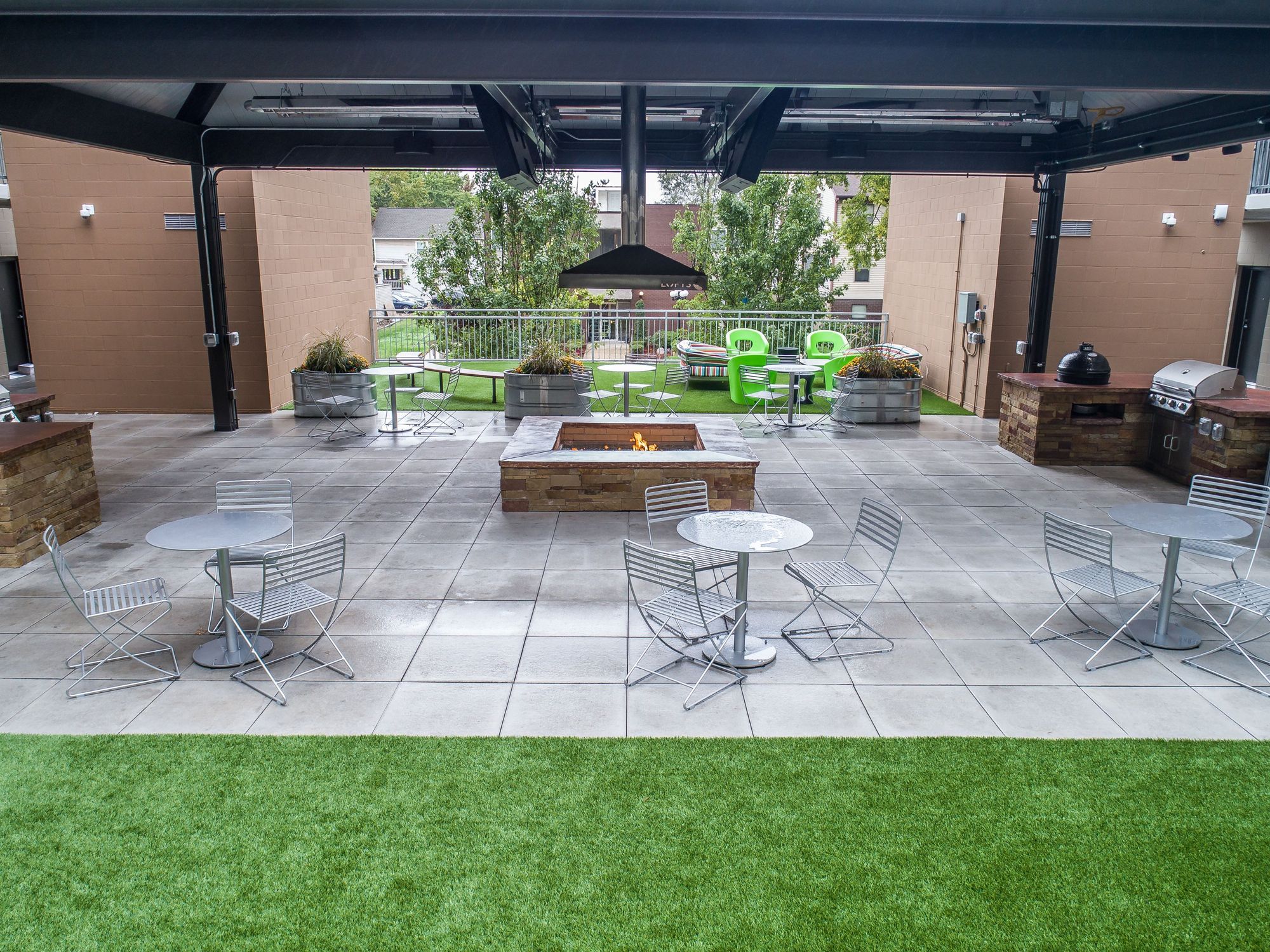 Loft 54 Champaign courtyard 18