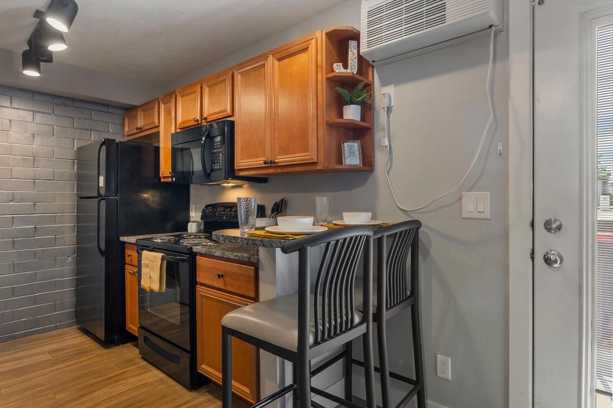 405 E White Unit 412 Champaign-large-007-011-Kitchen-1500x1000-72dpi