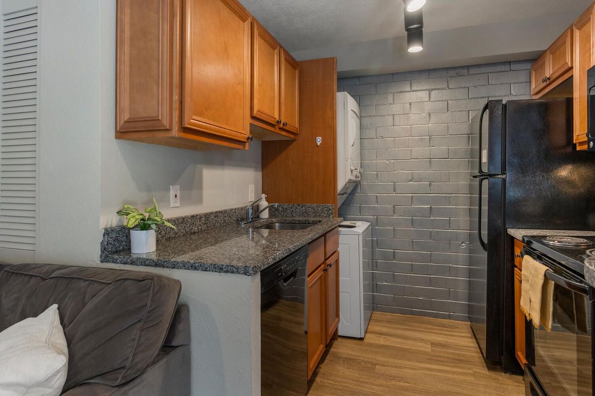 405 E White Unit 412 Champaign-large-008-005-Kitchen-1500x1000-72dpi
