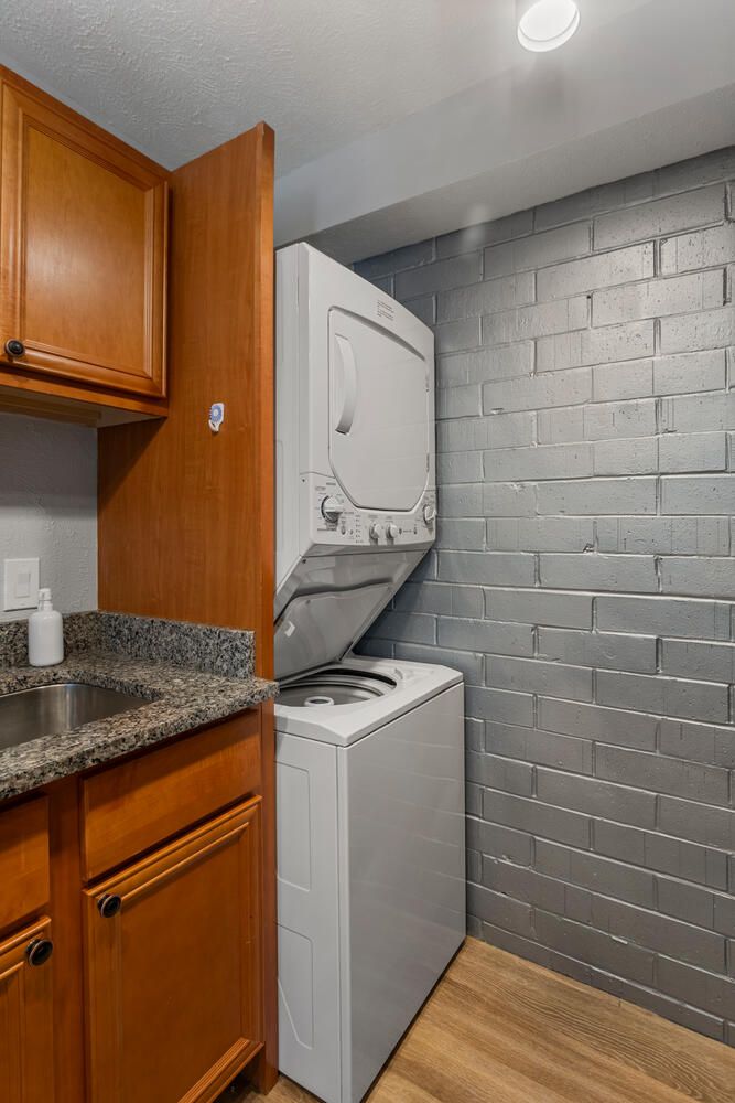 405 E White Unit 412 Champaign-large-010-008-Laundry-667x1000-72dpi