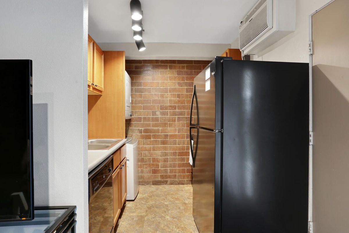405 E White Unit 114 Champaign-large-008-007-Kitchen-1500x1000-72dpi