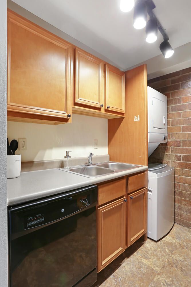 405 E White Unit 114 Champaign-large-010-001-Kitchen-667x1000-72dpi