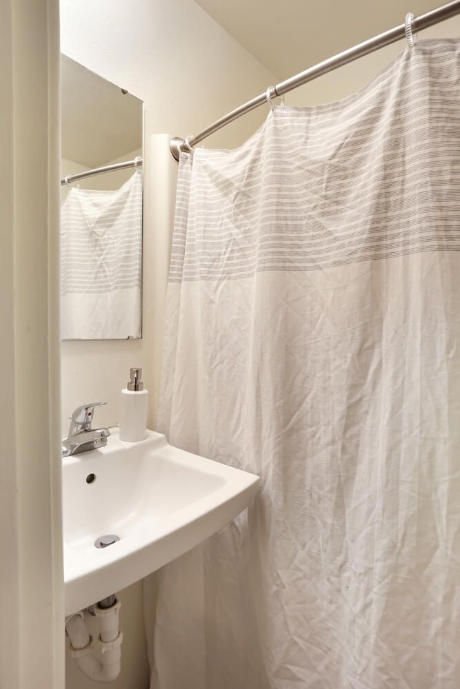 405 E White Unit 114 Champaign-large-013-004-Bathroom-667x1000-72dpi